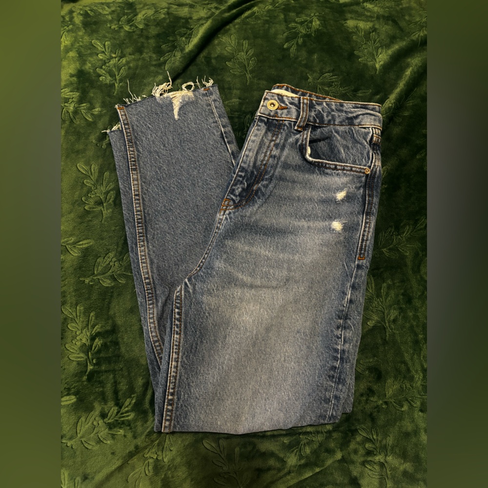 Zara Relaxed Fit Women's Jeans in Distressed Blue